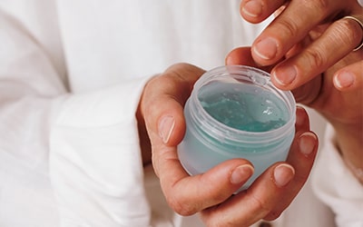 CBD-Cremes und -Gels helfen bei Schmerzen und Entzündungen