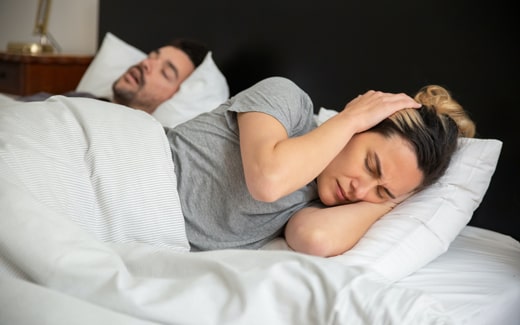 Das Seitenschläfer-Kissen gegen Schnarchen